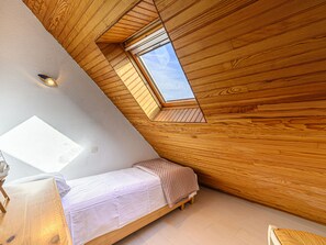 2 bedrooms, iron/ironing board, WiFi