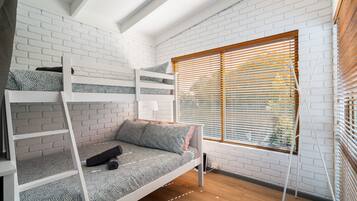 3 bedrooms, iron/ironing board, travel cot, Internet