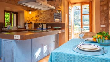 Fridge, oven, stovetop, coffee/tea maker