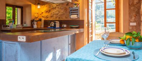 Fridge, oven, stovetop, coffee/tea maker