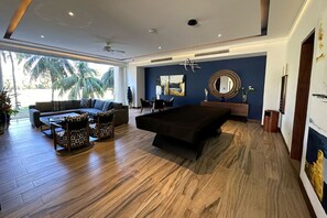 Unclassified image, 2 of 31, button