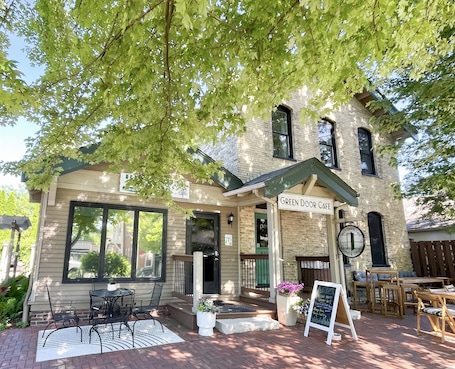 Exterior. Historic Downtown Luxury-Lake-Coffee-Spa like BA