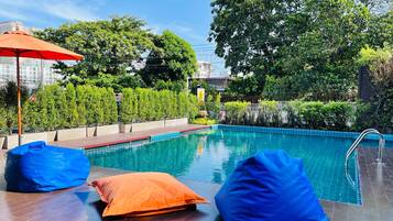 Açık yüzme havuzu