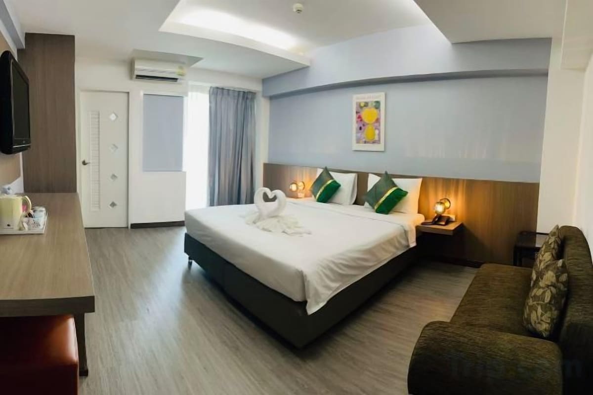Desk, laptop workspace, WiFi (free), bed sheets