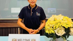 Een receptie met een 'WELCOME' bord, een klok en het logo van 'KANN KANNATTAYA'.