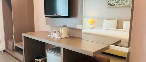 Comfort dubbelrum - utsikt mot staden | Skrivbord, arbetsyta för laptop, gratis wi-fi och sängkläder