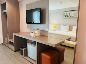 Quarto casal conforto, vista para a cidade | Escrivaninha, espaço de trabalho para notebook, Wi-Fi de cortesia