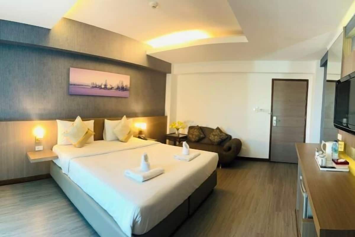 Desk, laptop workspace, free WiFi, bed sheets