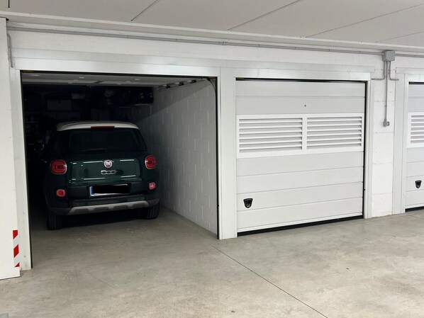 Een garage met een Fiat auto erin geparkeerd.