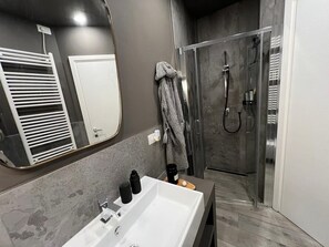 Douche, articles de toilette gratuits, sèche-cheveux, papier toilette