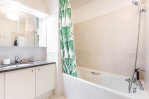 Douche, sèche-cheveux, serviettes fournies