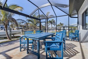 Outdoor dining - Waterfront Paradise in St. James City – 2BR/2BA with Pool, Dock & Tiki Hut (Saint James City)