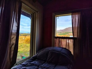 2 habitaciones, escritorio y tabla de planchar con plancha