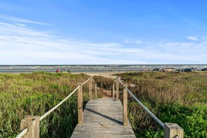 On the beach - Welcome to our charming vacation getaway! The perfect retreat for your coastal escape. (Galveston)