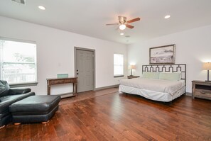 4 室のベッドルーム、アイロン / アイロン台、旅行用ベビーベッド、WiFi (無料)