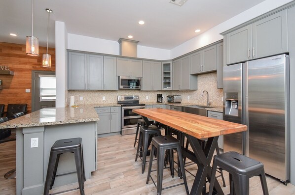 冷蔵庫、電子レンジ、オーブン、コンロ