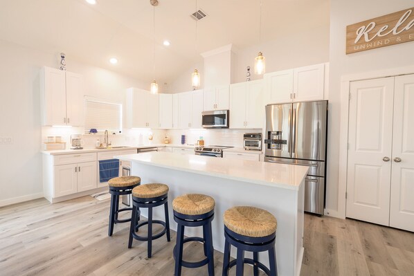 Kjøleskap, mikrobølgeovn, ovn og kokeplater