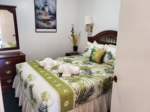 Travel crib, free WiFi, bed sheets