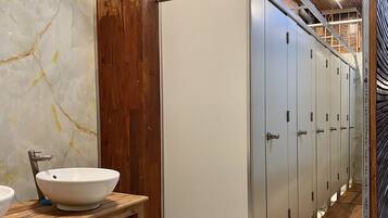 Basic Triple Room | Bathroom