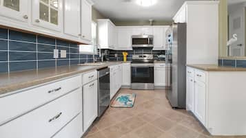 Kylskåp, mikrovågsugn, ugn och spishäll