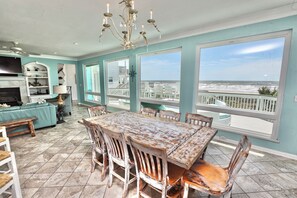 Dining - The Turtle House is beachfront, and boasts an unobstructed view! (Galveston)