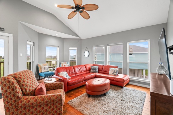 Bright and Spacious living room!