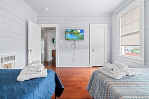 4 bedrooms, iron/ironing board, travel cot, free WiFi - Sinatra House Up, Walk to Pleasure Pier and Fun! (Galveston)