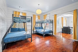 4 bedrooms, iron/ironing board, travel cot, free WiFi - Sinatra House Up, Walk to Pleasure Pier and Fun! (Galveston)