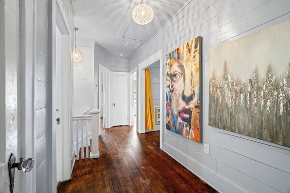 Interior - Sinatra House Up, Walk to Pleasure Pier and Fun! (Galveston)