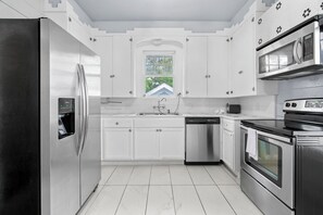 Fridge, microwave, oven, stovetop - Sinatra House Up, Walk to Pleasure Pier and Fun! (Galveston)