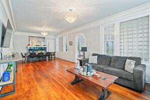 TV, caminetto, videogiochi