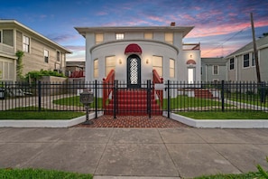 Exterior - Sinatra House Down, Walk to Pleasure Pier and Fun (Galveston)