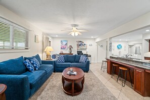 TV, books - Pelican's Roost, Water Park Less than 1 Mile Away (Galveston)