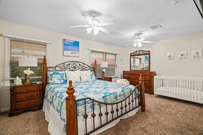 2 bedrooms, iron/ironing board, travel cot, free WiFi - Pelican's Roost, Water Park Less than 1 Mile Away (Galveston)