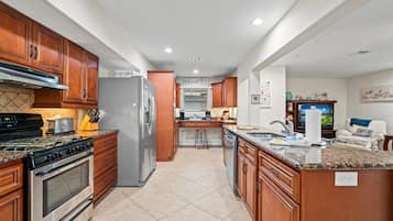 Kylskåp, mikrovågsugn, ugn och spishäll