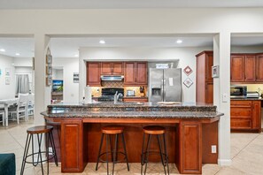 Fridge, microwave, oven, stovetop - Pelican's Roost, Water Park Less than 1 Mile Away (Galveston)