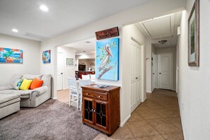 TV, books - Pelican's Roost, Water Park Less than 1 Mile Away (Galveston)