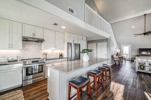 ثلاجة، ميكروويف، فرن، موقد طهي مسطح