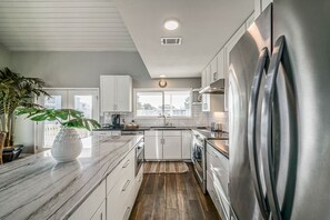 ثلاجة، ميكروويف، فرن، موقد طهي مسطح