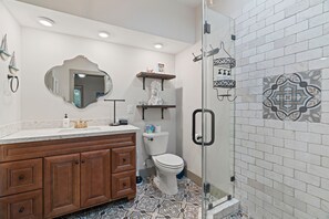 Douche, sèche-cheveux, serviettes fournies, papier toilette