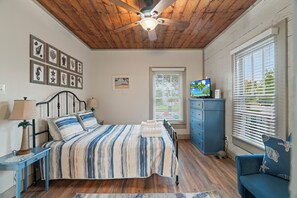 3 bedrooms, travel cot, free WiFi, bed sheets - Sandy Turtle-Gone to the Beach, Be Back Never! (Galveston)