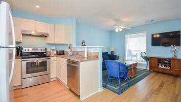 Réfrigérateur, micro-ondes, four, plaque de cuisson