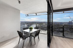 Outdoor dining - Circle on Cavill River View (Surfers Paradise)