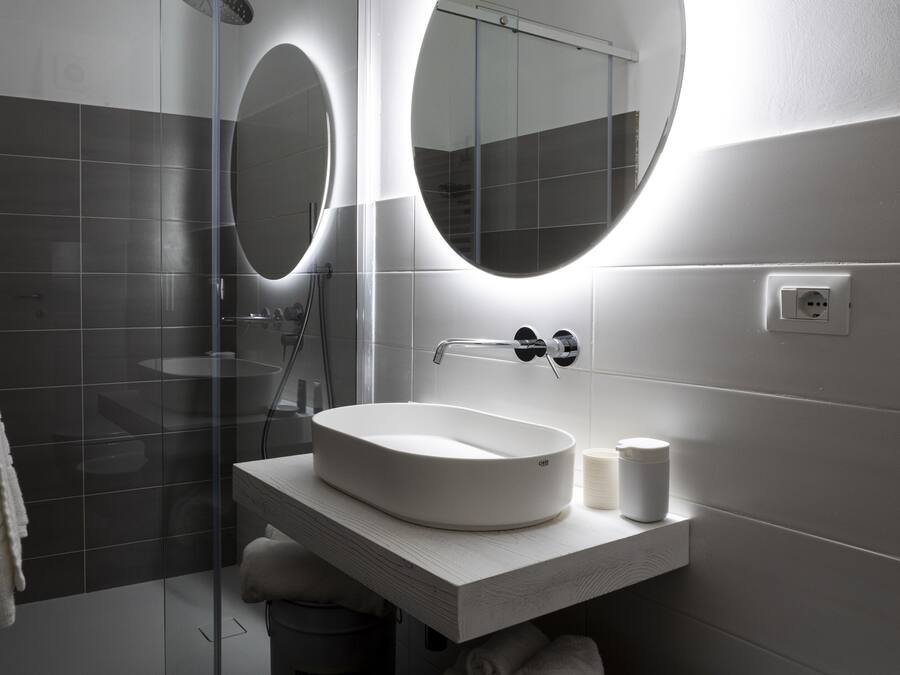 Standard Room ORANGE | Baño | Secadora de cabello, toallas, jabón, shampoo
