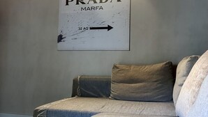 Een kamer met een bed, een bord aan de muur waarop 