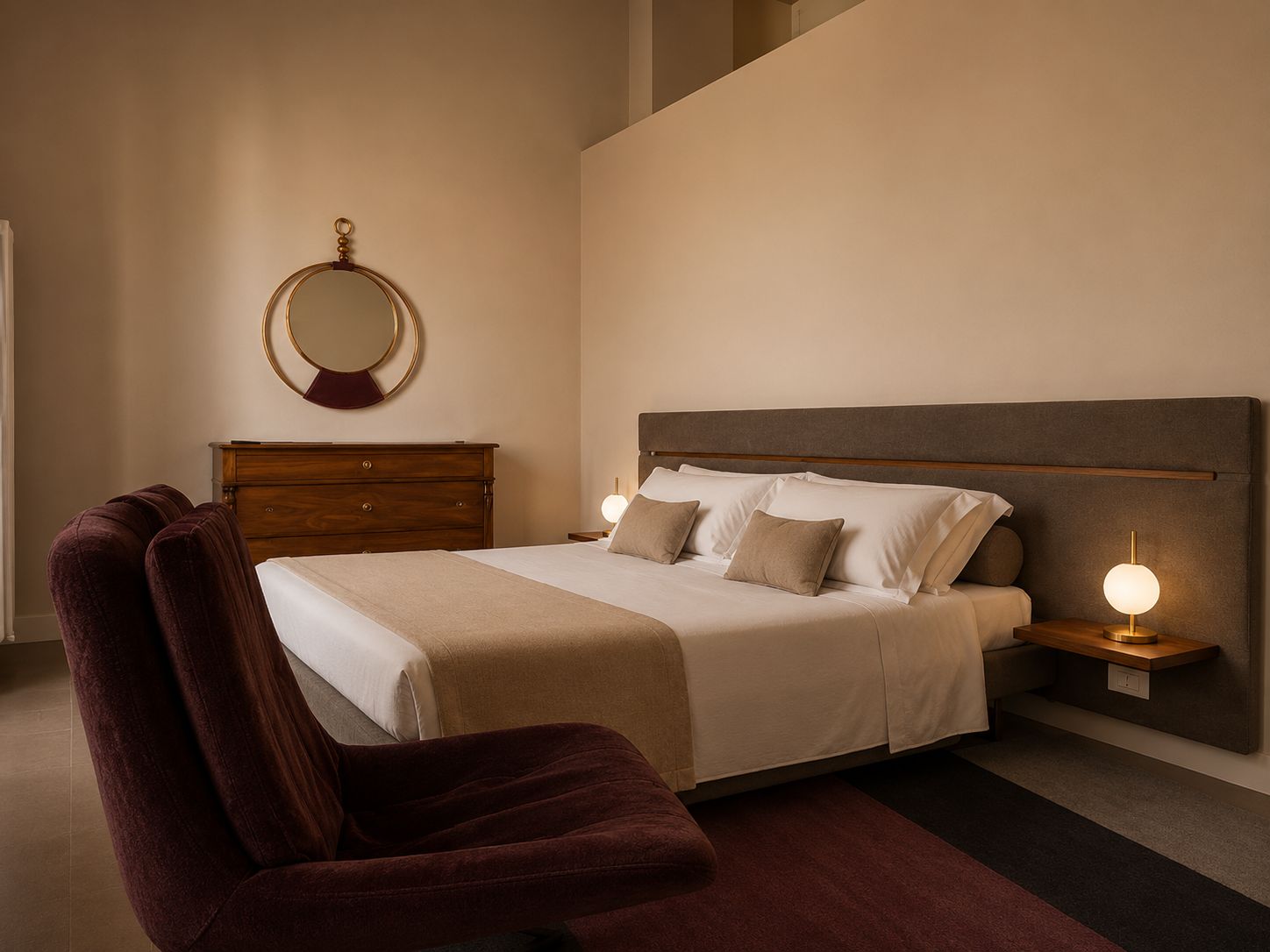 Une chambre à coucher avec un lit, une commode en bois, un miroir rond et deux lampes de chevet.