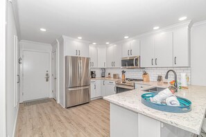 Kjøleskap, mikrobølgeovn, ovn og kokeplater