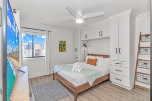 2 quartos, escrivaninha, ferros/tábuas de passar roupa