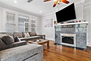 Living area - Lovely 3-bedroom house in Riverside with WiFi. Walkable to 5 points (Jacksonville)