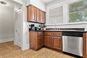 Private kitchen - Lovely 3-bedroom house in Riverside with WiFi. Walkable to 5 points (Jacksonville)